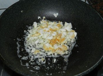 step2: 起一油鍋，將蒜末與鹹蛋末下鍋快炒