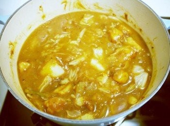 step6: 接著熄火放入咖哩塊攪拌至咖哩塊融化^^