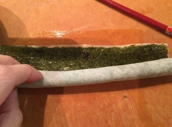 step5: 在收口處抹上少許蛋液，黏實，形成長筒條狀。