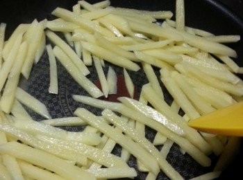 step3: 用1湯匙起油鑊,先炒勻薯條