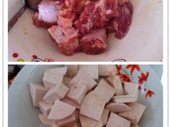 step1: 排骨加入家樂牌雞精粉腌製30分鐘。 芋頭切丁。