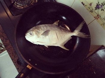 step2: 熱油鍋後，倒入橄欖油，將黃金鯧下鍋煎，以中小火乾煎 （前5分鐘不要隨便移動魚身，之後輕輕搖晃一下鍋子），以防乾煎會黏鍋，若魚可以滑動，在乾煎時，以防焦黑，一面呈金黃色時，就可把翻另一面續煎至金黃色後就可熄火！