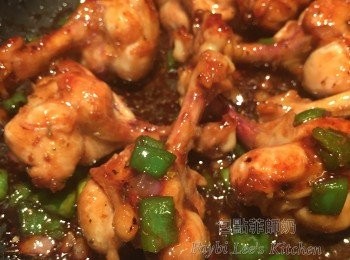 step2: 煎雞鎚至熟，青椒粒、洋蔥粒同時下鑊炒香。
最後加入?油及蜜糖快手兜炒至每件雞鎚都沾上醬汁便可。