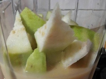 step1: 芭樂切塊後 , 加入果汁機中 , 再倒入乳酸飲料即可攪打