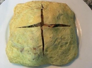 step6: 蓋上蛋皮，用剪刀剪十字後，將蛋皮翻開即可。