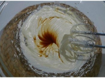 step3: 將放室溫超過一小時的奶油乳酪和糖用手持式攪拌器中低速打到鬆軟均勻，加入香草精及做好的草莓醬（別忘了留下蛋糕上層的3/4量杯)。