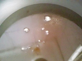 step5: 起油鍋熱油~將一小滴粉漿滴入油鍋內~粉漿周圍有小泡泡表示油溫可以囉