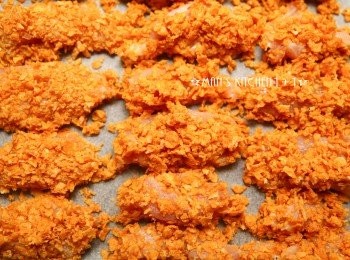 step3: 將雞肉放入烤箱，並用攝氏220度烘烤10~12分鐘即可。