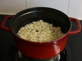 step1: 先把杏仁清洗乾淨，浸一個晚上