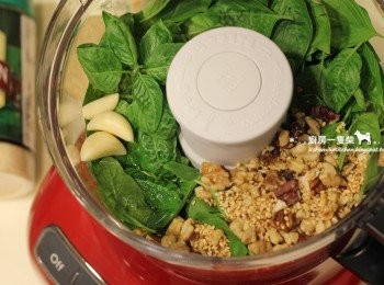 step3: 羅勒葉、炒好的堅果、去皮的蒜頭、橄欖油一起放入調理機中攪碎混合。