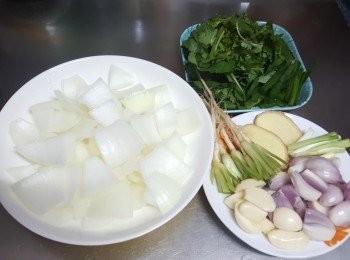 step2: 處理好<span class="group_2">新鮮配料：</span>
乾蔥頭、蒜頭去皮洗淨切半; 
芫荽洗淨切段留芫荽頭爆香;
洋蔥一開四再切塊;
蔥洗淨切成蔥段；蔥綠色部分和芫荽葉擺放一齊