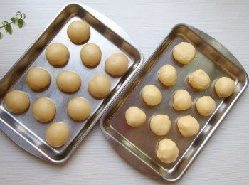 step9: *組合一: 1.將醒置好的<span class="group_2">油皮麵皮</span>平均分割20g/個,滾成圓形。 2.<span class="group_3">油酥麵皮</span>從冰箱取出,平均分割15g/個,滾圓。