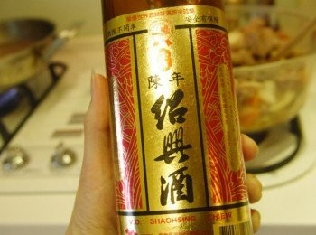 step3: ☞加點酒。紅酒，米酒都行。加水燉煮。