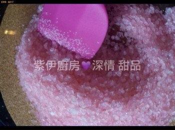 step2: ～ 有色道明寺粉, 砂糖 , 水 拌勻， 中大火蒸10mins
～ 離火, 蓋上保鮮膜, 免麵糰太乾, 放涼10mins