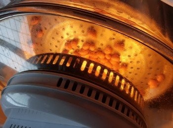 step4: 花生用光波爐150度高架,將花生先波8分鐘,再打開蓋炒一炒,再波5分鐘