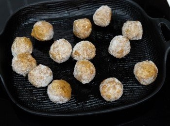 step2: 預熱焗爐200度。在焗盤上塗少許橄欖油，不用解凍，放上急凍肉丸，放入焗爐200度焗10分鐘。