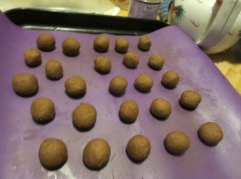 step5: 分成每个8g，搓圆排入烤盘。烤箱预热150度，中层约15分钟。