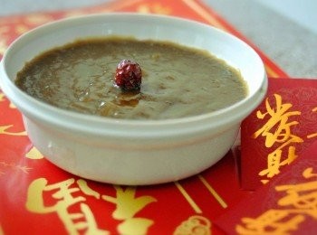 step5: 如要平滑的表面，可將年糕倒轉，再在年糕中間放一粒紅棗