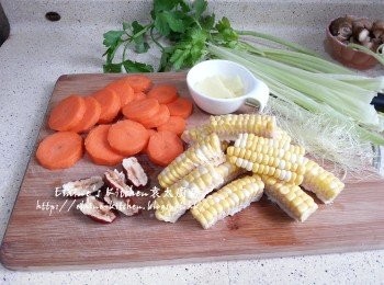 step2: 粟米洗淨切段 , 留起粟米鬚及粟米皮 , 將粟米皮撕成細條 , 甘旬去皮切片 , 薑去皮切片 , 紅棗洗淨去核