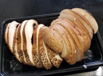 step3: 大蘑菇，用濕布或濕廚房紙，將蘑菇抹乾淨切件