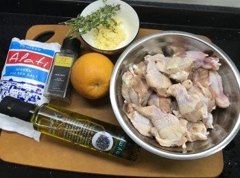 step1: 雞槌解凍後，洗淨抹乾水, 
將醃料均勻塗抹在雞槌，並醃6小時 (最好醃過夜)