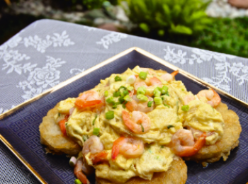 step6: 到蛋液九成熟的時候，剷出放在米粉上即成。