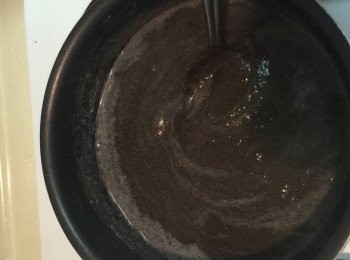 step2: 鮮奶黑糖芝麻一起加熱融化後,加入再來米粉漿水繼續攪拌至濃稠後關火