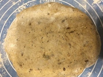 step2: 將麵糰材料放入麵包機做好麵糰，大概1小時。培根要在麵糰的材料攪勻後再落去。