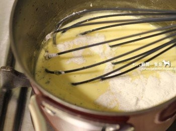 step6: 再加入即溶吉利丁粉拌至溶化，離火。