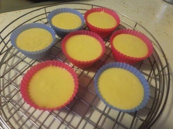 step2: 杯子沫油，蒸5分钟，把面糊倒进去蒸25分钟。