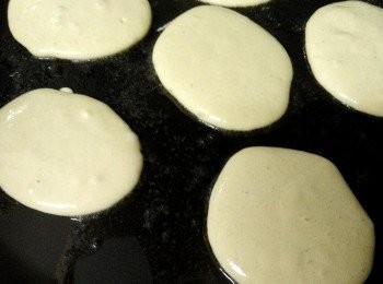 step3: 锅子烧到微热，鍋子裡面倒一點點牛油，倒入麵糊，大約手版大小。