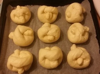 step6: 二次發酵至兩倍大(約45至60分鐘),
塗蛋黃液。放入已180度預熱焗爐中格焗15分鐘至金黃金即可以。
(爐溫和上下格距離不同，要目測為準)