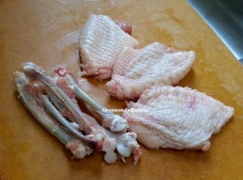 step1: -急凍<a href="https://bit.ly/3zHU5V3" target="_blank" data-keyword="雞翼" class="guide-link"><strong>雞翼</strong></a> <span style="display:inline-block;vertical-align:middle;margin-top:-3px;color:initial;border-radius:3px;padding:2px 3px;font-size:12px;line-height:14px;background:#87d300;color:#fff;">即買</span>  9隻 ，用較剪起骨備用

-<a href="https://bit.ly/3zHU5V3" target="_blank" data-keyword="雞翼" class="guide-link"><strong>雞翼</strong></a> <span style="display:inline-block;vertical-align:middle;margin-top:-3px;color:initial;border-radius:3px;padding:2px 3px;font-size:12px;line-height:14px;background:#87d300;color:#fff;">即買</span> 用較剪起骨，反轉（肉向外），用小許鹽 （A）醃內部。

-將<a href="https://bit.ly/3zHU5V3" target="_blank" data-keyword="雞翼" class="guide-link"><strong>雞翼</strong></a> <span style="display:inline-block;vertical-align:middle;margin-top:-3px;color:initial;border-radius:3px;padding:2px 3px;font-size:12px;line-height:14px;background:#87d300;color:#fff;">即買</span> 還原（皮向外）用醃料 （B）醃最小30分鐘，

-將老抽（醃料C）倒進<a href="https://bit.ly/3zHU5V3" target="_blank" data-keyword="雞翼" class="guide-link"><strong>雞翼</strong></a> <span style="display:inline-block;vertical-align:middle;margin-top:-3px;color:initial;border-radius:3px;padding:2px 3px;font-size:12px;line-height:14px;background:#87d300;color:#fff;">即買</span> 撈勻， 讓<a href="https://bit.ly/3zHU5V3" target="_blank" data-keyword="雞翼" class="guide-link"><strong>雞翼</strong></a> <span style="display:inline-block;vertical-align:middle;margin-top:-3px;color:initial;border-radius:3px;padding:2px 3px;font-size:12px;line-height:14px;background:#87d300;color:#fff;">即買</span> 上色，