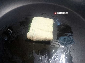 step8: 拿一塊香菜豆皮捲，將油抹勻鍋底。