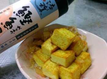 step3: 加上淬釀鰹魚露~好的醬油這樣最能吃出原味~不用過多的調理吃出好滋味~灑上一點柴魚~