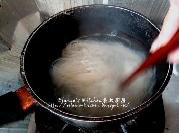 step12: 將米粉放入水中煮至軟身後盛起放入碗內