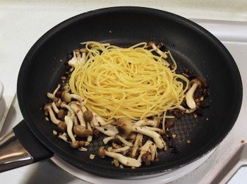 step9: 倒入灼好的意大利麵拌炒。