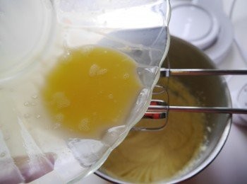 step2: *將蛋液稍稍用攪拌器打發為有些泡泡且淡色的狀態~
*蛋液分幾次倒入奶油裡打勻，每倒一點打勻後再倒入下一次~