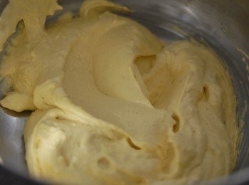 step5: 加入芒果果泥拌勻成<span class="group_1">芒果慕斯</span>