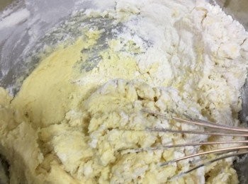 step4: 篩人面粉，拌至冇粒
加入芝麻，拌勻

另一款
加入朱古力同開心果