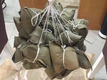 step10: 綁好的粽子，先沾浸一下滾水，沾不到的地方可用湯匙舀滾水起來澆淋，便可放入蒸鍋中大火蒸，圓糯米蒸45-48分鐘，長糯米則蒸1小時。