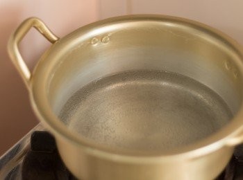 step9: 小鍋內加水至不到碗底之高度，煲滾後轉最小火保持微熱