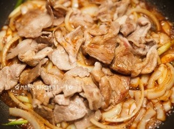 step3: 把豬肉再次倒回鍋中，並從鍋邊熗入米酒與醬油之後在加入糖調味。