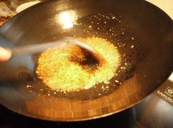 step4: 薑末半炒至有香味飄出