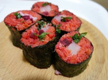 step6: 切成小件後發覺看不到綠色的紫蘇葉，所以加了一些在小卷上面作點綴。