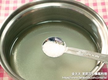 step1: 先把準備 水,糖,米醋,鹽 放入鍋中. 用中火溶化後放凉.