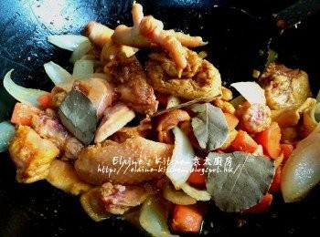 step8: 再加入香葉 , 500ml水份量拌勻用中火煮女滾 , 蓋上蓋轉慢火煮15分鐘