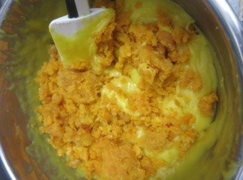 step13: 把之前準備好的咸蛋黃碎加入攪拌均勻
放涼後放進雪櫃至少1小時