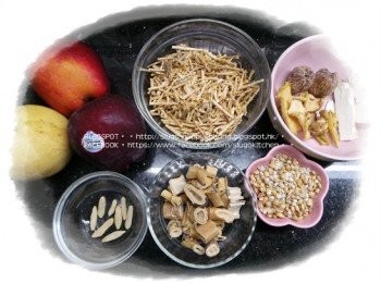 step1: 雪梨和蘋果去皮，切開，去芯，切細塊。