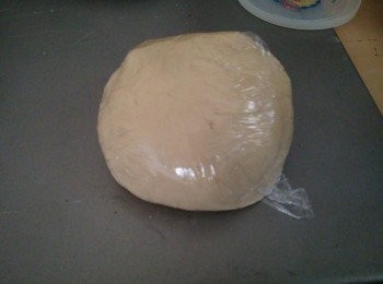 step1: A: 水皮做法： 把水皮的材料在搅拌盆内混均匀后， 再工作台上搓揉3～5分钟， 然后滚圆，盖起松弛15分钟。